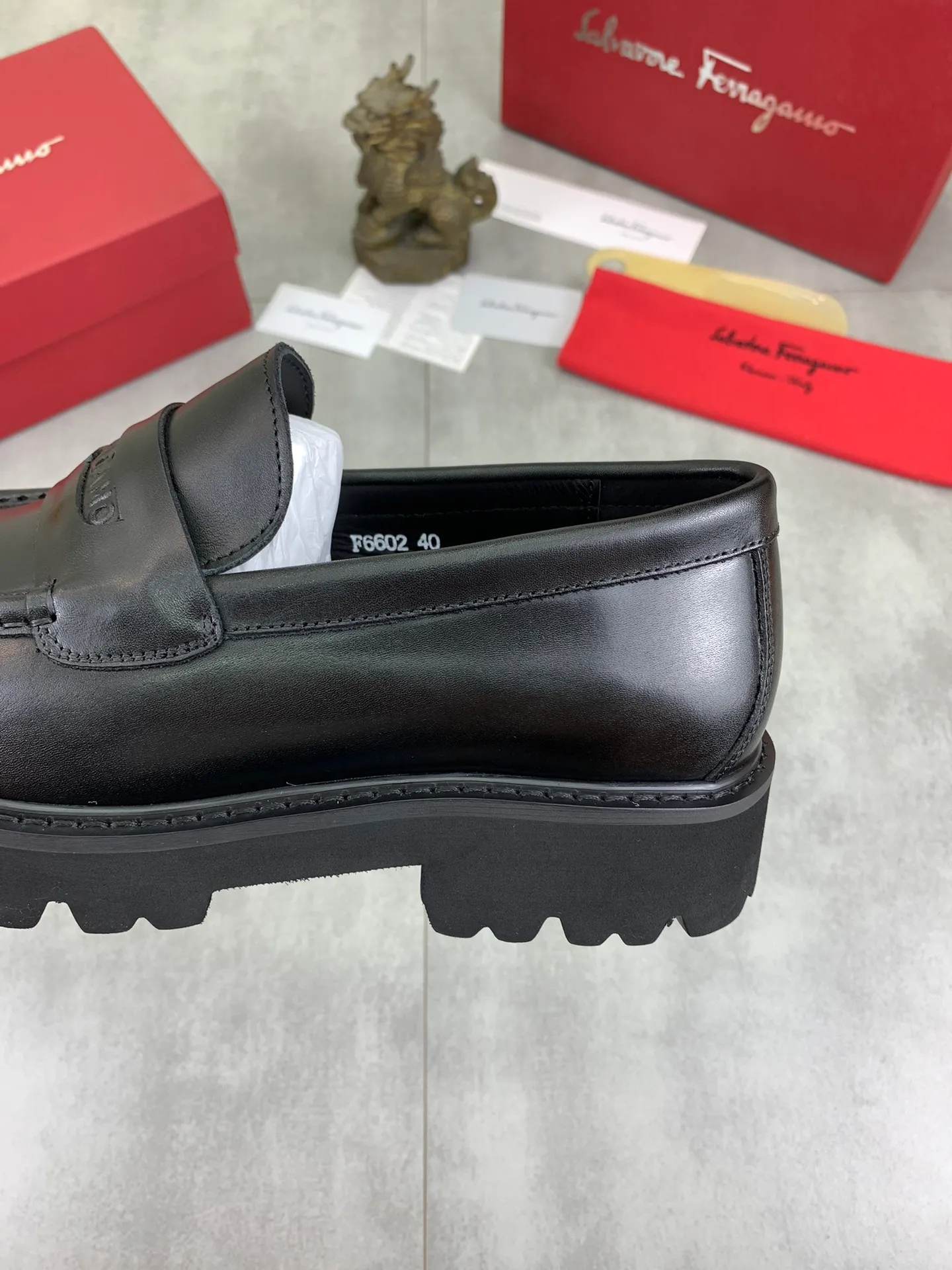 Men's Men's Shoes 💰P460💰[New Style] Water-dyed Niuli 🆘[Salvatore Ferragamo] Ferragamo's latest casual business leather shoes for men! Available at counters simultaneously! The fabric is made of specially imported original calfskin, the lining is made of imported water-dyed cowhide, and the original lightweight foam outsole is absolutely luxurious and leads the fashion trend. Matching code: 38-45; 3️⃣ colors available